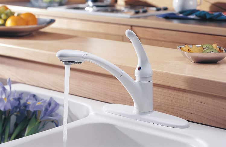 Delta's Signature Single Handled Kitchen Faucet with Pull Out Sprayer, White